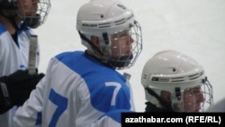 "Oguzhan" hokkeý toparynyň oýunçylary. 2013 ý.
