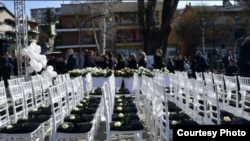 Gjashtëdhjetë e tri karrige në kujtim të 63 viktimave.