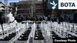 Gjashtëdhjetë e tri karrige në kujtim të 63 viktimave.