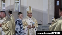 Тадэвуш Кандрусевіч (у цэнтры) на каталіцкім фэсьце ў Будславе ў ліпені 2021 году. Ілюстрацыйнае фота