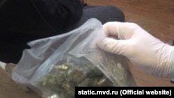 Наркотики, изъятые крымскими силовиками, иллюстрационное фото