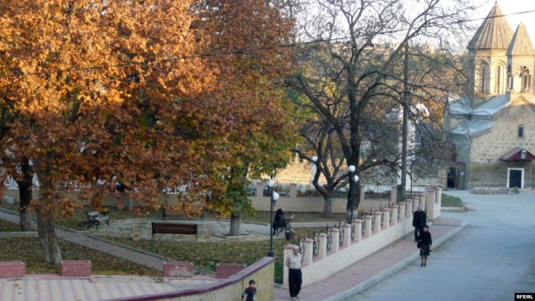 По уютным цхинвальским улочкам и скверам Иринэ Гочашвили ходила в музыкальную школу, которую будущая поэтесса закончила по классу скрипки