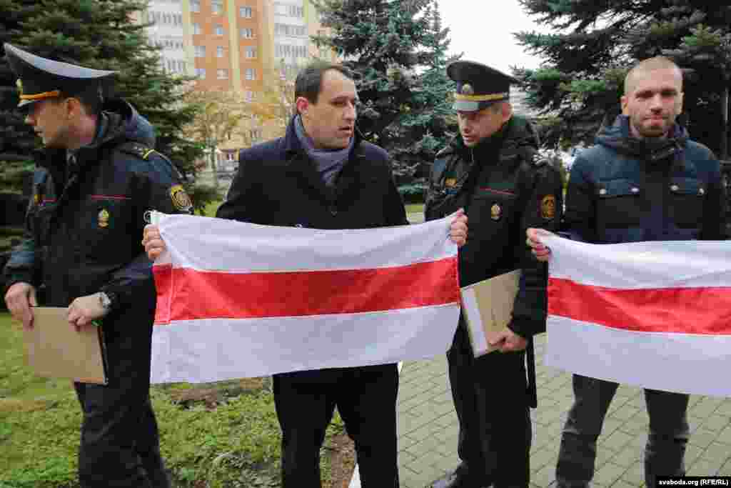 Павал Севярынец і Яўген Афнагель перад Менскім гарадзкім судом падчас працэсу над Эдуардам Пальчысам. 2016 год&nbsp;