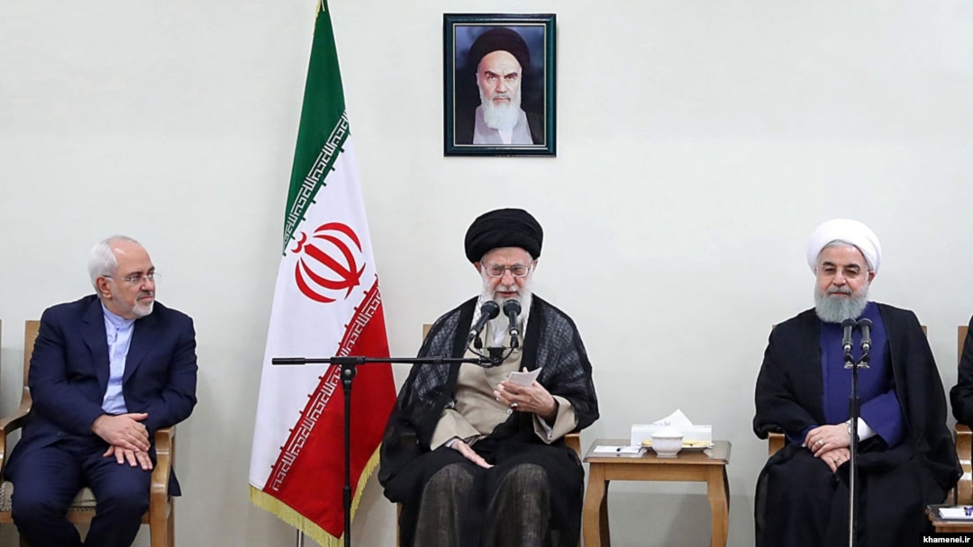 از راست به چپ: حسن روحانی (رئیس‌جمهوری پیشین)، علی خامنه‌ای (رهبر جمهوری اسلامی) و محمدجواد ظریف (وزیر خارجه سابق ایران)