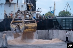 Погрузка зерна на корабль в украинском порту Измаил, 26 апреля 2023 года
