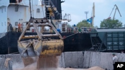Погрузка зерна на корабль в порту Измаила. Украина, 26 апреля 2023 года