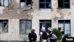 Спостерігачі ОБСЄ біля будівлі, пошкодженої обстрілом, Зайцеве, Донецька область, травень 2016 року