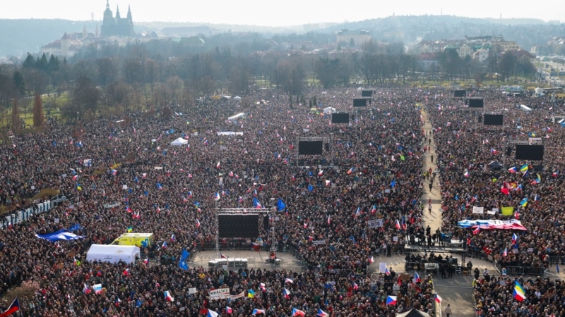 ده‌ها هزار نفر در پراگ در اعتراض به دولت جدید جمهوری چک تظاهرات کردند
