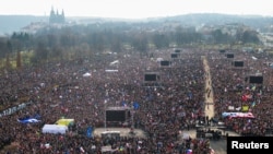 დემონსტრანტები პრაღაში, მთავრობის საწინააღმდეგო საპროტესტო აქცია, 21 მარტი, 2026