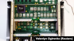 2022-ci ildə Ukraynada tapılan "İskəndər" raketinin qalıqlarından elektrik lövhə. Sarı komponentlər kondensatorlardır.