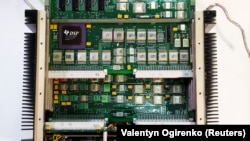 Електрична плочка од остатоците од руска ракета „Искандер“ пронајдена во Украина во 2022 година. Жолтите компоненти се кондензаторите. Исто така, видливи се микрочипови од белоруската фабрика „Интеграл“ и чип од американската компанија „Тексас Инструментс“.