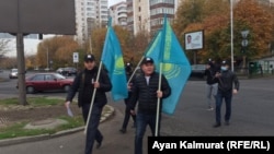 Члены движения «Намыс» на пути к консульству США в Алматы. 23 октября 2020 года.