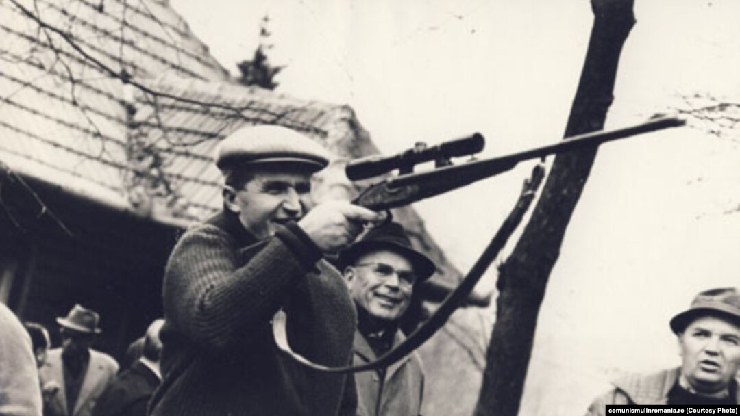 Lui Ceaușescu îi plăcea, ca tuturor boșilor comuniști, să vâneze. Era probabil nostalgic după vânătorile de țărani din timpul cooperativizării. Sursa: comunismulinromania.ro (MNIR)