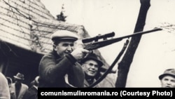 Lui Ceaușescu îi plăcea, ca tuturor boșilor comuniști, să vâneze. Era probabil nostalgic după vânătorile de țărani din timpul cooperativizării. Sursa: comunismulinromania.ro (MNIR)