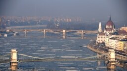 Budapest látképe 2017. január 24-én, amikor a légszennyezettség szintje megközelítette a veszélyes szintet a fővárosban.