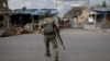 Военный ВСУ бежит, чтобы укрыться от российских дронов в Константиновке Донецкой области, 24 августа 2025 года