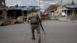 Военный ВСУ бежит, чтобы укрыться от российских дронов в Константиновке Донецкой области, 24 августа 2025 года