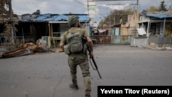 Военный ВСУ бежит, чтобы укрыться от российских дронов в Константиновке Донецкой области, 24 августа 2025 года