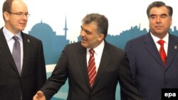 Аз чап ба рост: Шоҳзодаи Дания Уилям Александр, раисҷумҳури Туркия Абдулло Гул ва раисҷумҳури Тоҷикистон Эмомалӣ Раҳмон дар Форуми ҷаҳонии об дар Истанбул