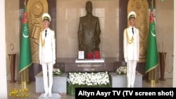 Prezidentiň atasyna gowşurylan medal onuň heýkeliniň öňünde harby dabara bilen goýuldy. "Altyn Asyr" telekanalyndan alnan surat