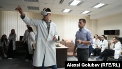 Studenți de la Universitatea de Medicină și Farmacie fac practica medicală folosind noile tehnologii. Ochelarii pentru realitate virtuală îi ajută să vadă anatomia umană în detalii, ca pe viitor să poată pună diagnostice cât mai precise și corecte, octombrie 2025