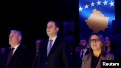 Nënkryetarët e LDK-së, Kujtim Shala dhe Hykmete Bajrami, së bashku me kreun e partisë, Lumir Abdixhiku, gjatë një tubimi zgjedhor në Prishtinë më 16 dhjetor 2025.