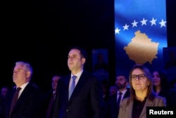 Nënkryetarët e LDK-së, Kujtim Shala dhe Hykmete Bajrami, së bashku me kreun e partisë, Lumir Abdixhiku, gjatë një tubimi zgjedhor në Prishtinë më 16 dhjetor 2025.