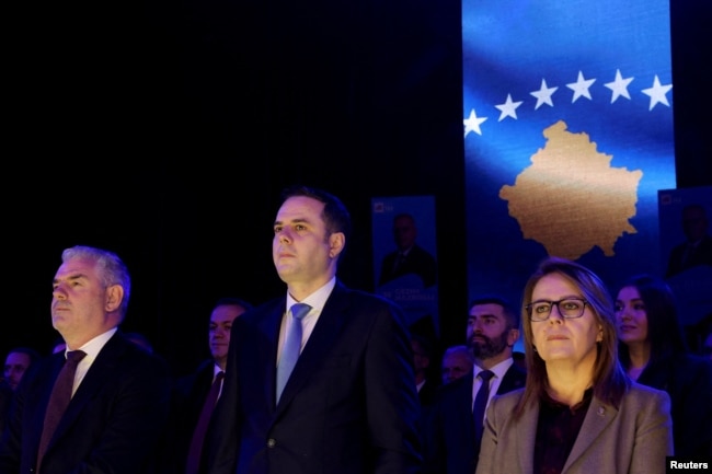 Nënkryetarët e LDK-së, Kujtim Shala dhe Hykmete Bajrami, së bashku me kreun e partisë, Lumir Abdixhiku, gjatë një tubimi zgjedhor në Prishtinë më 16 dhjetor 2025.