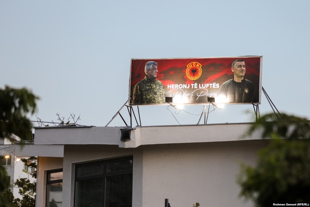 “Heronj të luftës dhe paqes” është mbishkrimi i shoqëruar me fotografitë e ish-presidentit të Kosovës, Hashim Thaçi dhe ish-kryeparlamentarit, Kadri Veseli. Ky bilbord është një prej të shumtave që janë vendosur në pjesë të ndryshme të Prishtinës.