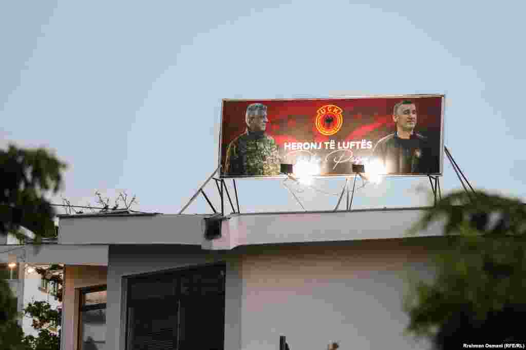 “Heronj të luftës dhe paqes” është mbishkrimi i shoqëruar me fotografitë e ish-presidentit të Kosovës, Hashim Thaçi dhe ish-kryeparlamentarit, Kadri Veseli. Ky bilbord është një prej të shumtave që janë vendosur në pjesë të ndryshme të Prishtinës.