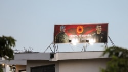 "Çlirimtarë, sillni në shtëpi", shkruan në një bilbord të vendosur në qendër të Prishtinës, teksa kanë mbetur më pak se 24 orë deri në shpalljen e aktgjykimit ndaj ish-eprorëve të Ushtrisë Çlirimtare të Kosovës, Hashim Thaçi, Kadri Veseli, Jakup Krasniqi dhe Rexhep Selimi, të cilët akuzohen për krime lufte dhe krime kundër njerëzimit nga Gjykata Speciale e Kosovës në Hagë.