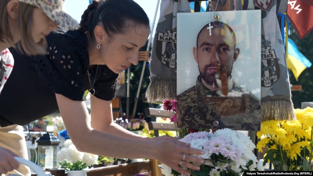 Ірина Лата втратила на війні чоловіка Олега. Вона виховує двох дітей: 10-річну Міру і однорічного Маркіяна.  Батько не встиг побачити сина