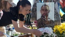 Ірина Лата втратила на війні чоловіка Олега. Вона виховує двох дітей: 10-річну Міру і однорічного Маркіяна.  Батько не встиг побачити сина