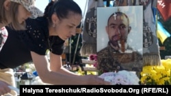 Ірина Лата втратила на війні чоловіка Олега. Вона виховує двох дітей: 10-річну Міру і однорічного Маркіяна.  Батько не встиг побачити сина