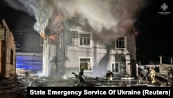 Zjarrfikësit duke tentuar ta shuajnë zjarrin në një shtëpi të bombarduar nga Rusia në Kiev, Ukrainë, 30 janar 2024.