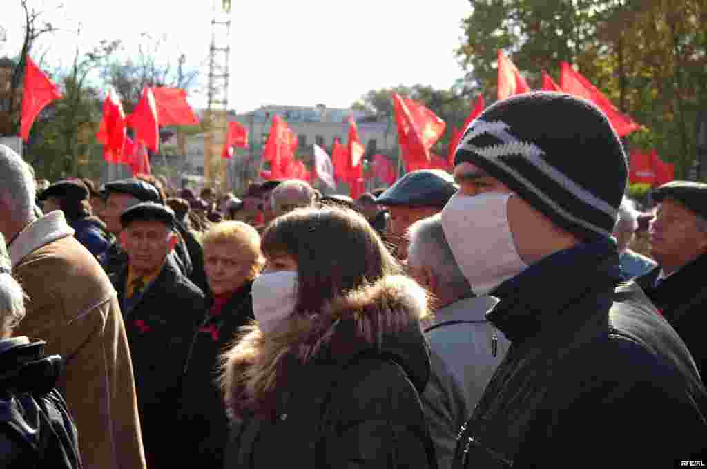 Feţe mascate - (Mark TkaciuK: "Noi suntem mai răi decăt gripa")