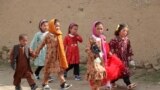 بسیاری از کودکان افغانستانی «بدون مدرک در پاکستان متولد شده‌اند» و به همین دلیل آن‌ها مدرک لازم برای ثبت‌ نام در مدارس را ندارند