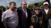 Armenia - President Armen Sarkissian poses for a photograph with a World War II veteran and his relatives at Yerevan's Victory Park, 9 May 2018.