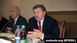 Сябра ЦВК з дарадчым голасам Сяргей Калякін, а яго падтрымаў Іван Лабачоў (зьлева)