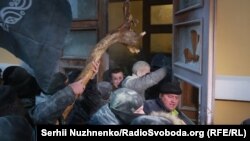 Прихильники екс-президента Грузії, керівника «Руху нових сил» Міхеїла Саакашвілі штурмують будівлю Міжнародного центру культури і мистецтв (Жовтневого палацу) в Києві, 17 грудня 2017 року