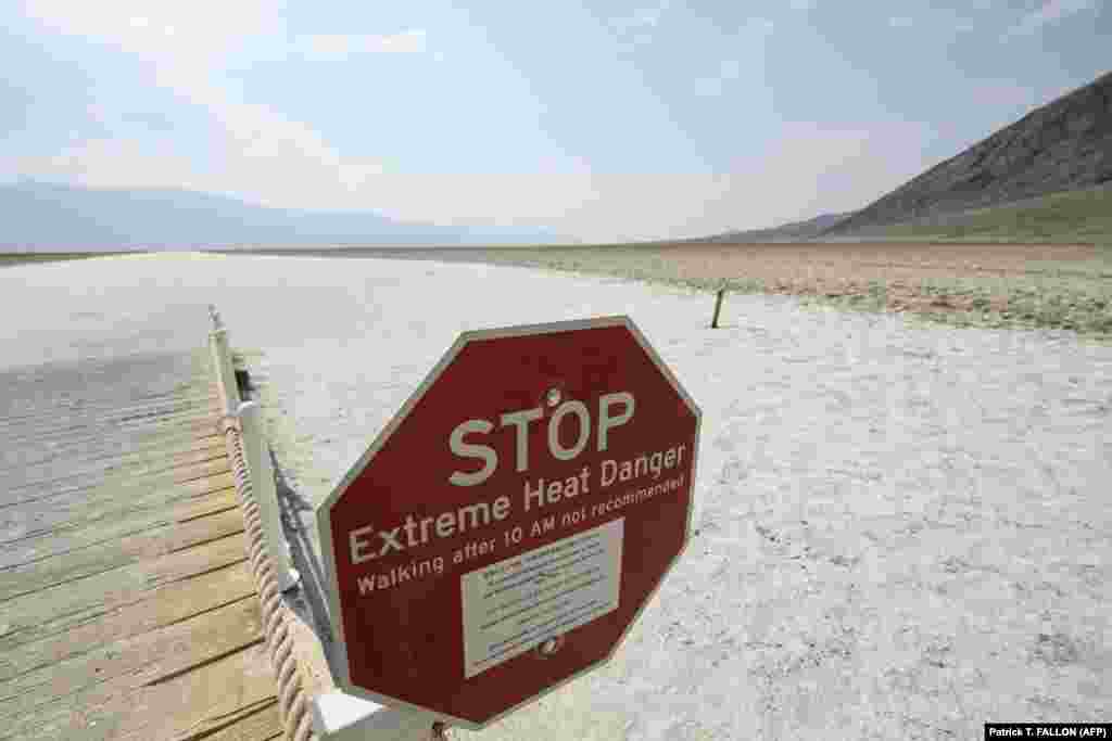 Az extrém hőség miatt arra figyelmeztetik a Death Valley Nemzeti Park látogatóit, hogy ne menjenek beljebb a tábláknál.