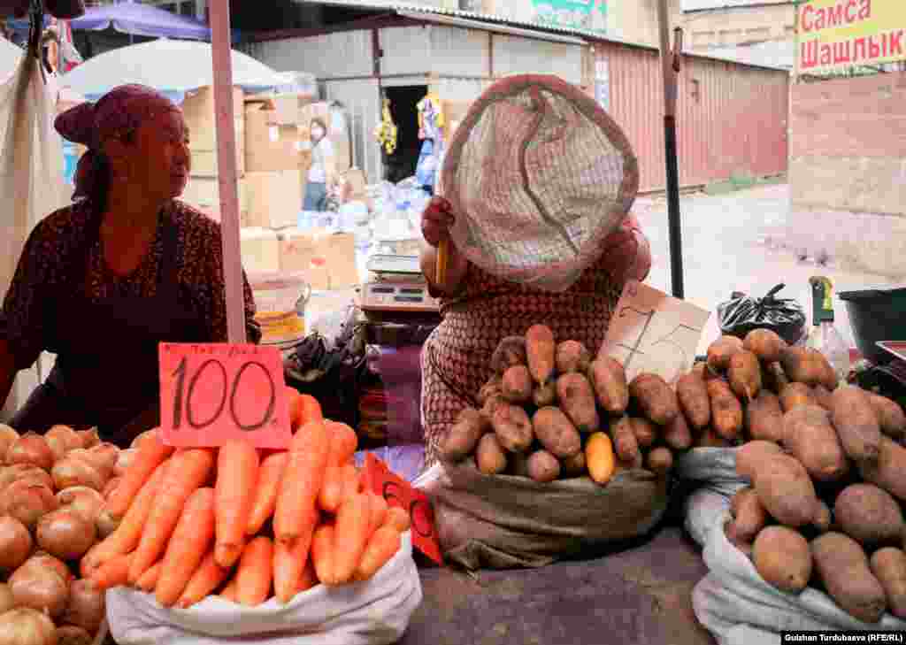 На прошлой неделе резко возросла цена на морковь, теперь она стоит по 100-120 сомов за килограмм. Это примерно $1,4 США. В прошлом году морковь продовалась по 18-20 сомов (фото справа).&nbsp; &quot;Я 20 лет торгую морковью и не разу не видела, чтобы она так росла в цене. Крестьяне, выращивающие морковь сбывают ее в Россию и Казахстан. К тому же морковь зреет очень поздно. Ей требуется 90 дней для созревания. Новая морковь еще не поспела. Поэтому и цена высокая&quot;, - сказала &quot;Азаттыку&quot; продавшица, не пожелавшая называть свое имя.&nbsp; Если за 5 месяцев 2020 года было экспортировано 13 тысяч тонн моркови, то в 2021 году за 5 месяцев экспортирована 31 тонна моркови. Это в 2,5 раза больше чем в прошлом году.