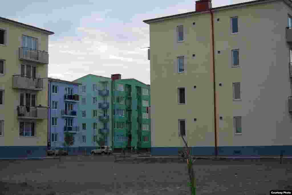 Сейчас в Новом районе проживают 750 семей беженцев. Они довольны жилищными условиями, но в то же время сетуют на безработицу