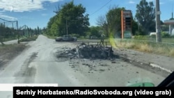 Знищені наземний роботизований комплекс (НРК) та позашляховик на в'їзді до Миколаївки, Донецька область, червень 2026 року