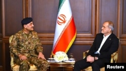 Iranski predsjednik Masud Pezeshkian sa načelnikom pakistanske vojske Asimom Munirom, u Teheranu, arhivska fotografija