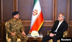 Iranian President Masud Pezeshkian (right) meets with Pakistani Army chief Field Marshal Asim Munir in Tehran on April 16.