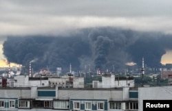 Густий дим і полум’я над нафтопереробним заводом у Москві після атаки українських безпілотників, 18 червня 2026 року