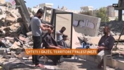 Berberi palestinez qeth në rrënojat e lokalit të shkatërruar në Gazë
