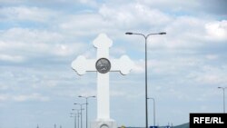 Đurđevdanski krst postavljen na ulazu u Kragujevac visok je 18 metara, 12. jul 2010. Foto: Branko Vučković