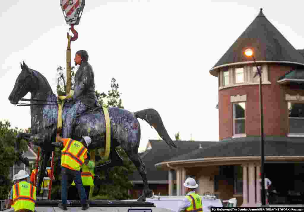 Статуата на војникот на Конфедерацијата, Џон Б. Кастлман е подготвена за отстранување од пиедесталот каде стоеше повеќе од 100 години, додека протестите против расна нееднаквост продолжуваат, во населбата Чироки во Луисвил, Кентаки, САД 8 јуни. 2020 година.